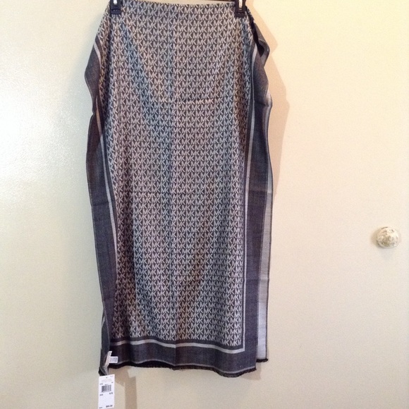 Michael Michael Kors Signature Scarf & Wrap In One - Picture 7 of 8